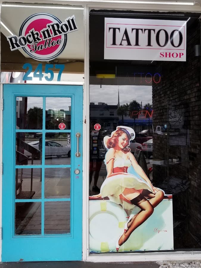 Rock And Roll Tattoo, Piercing, — foto