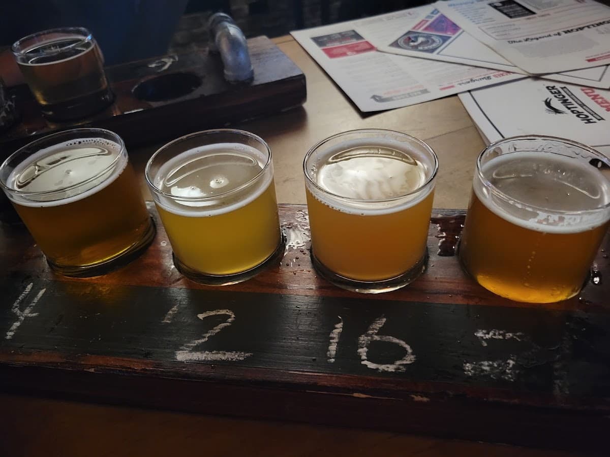 Hoptinger Bier Garden & Sausage House — foto