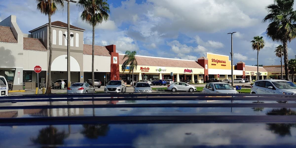 La Roma Plaza Shopping Center — foto
