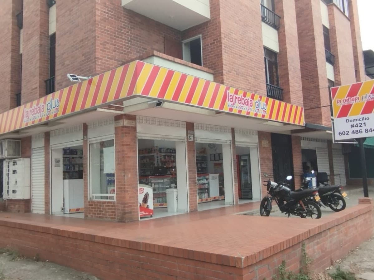 la rebaja Plus No. 63 DROGUERIA Y MINIMARKET Avenida Simon Bolivar Cali — foto