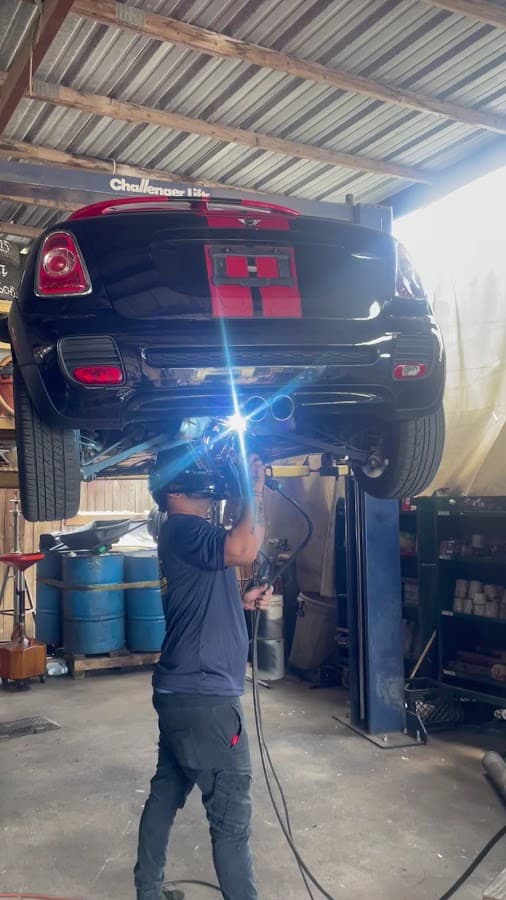 Moffler & mechanic — foto