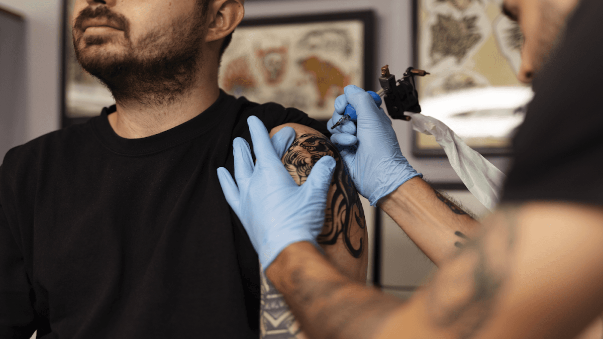 Tatuador con muy buena experiencia en fine line y sombras . Leoartatto
