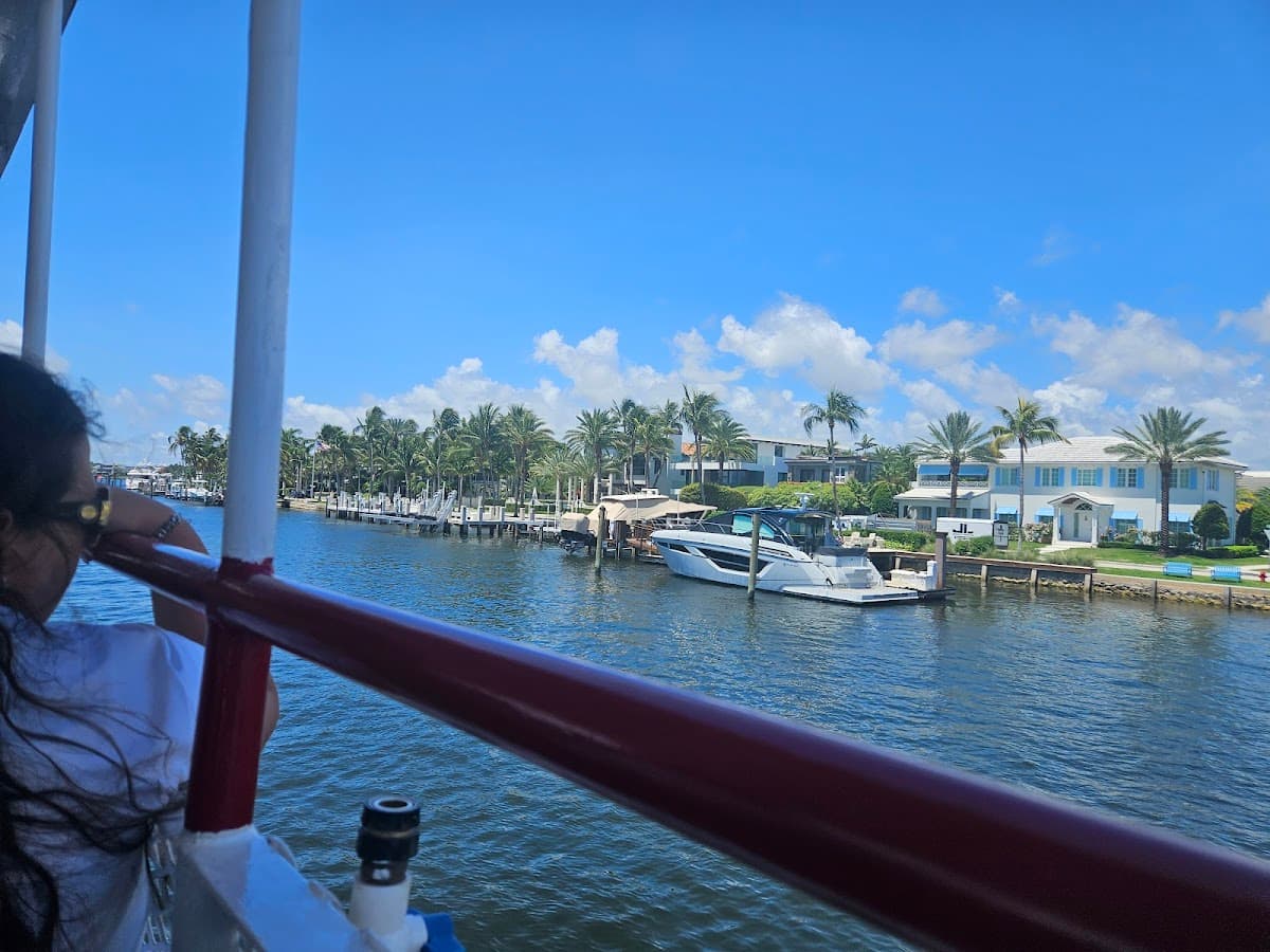 Carrie B Cruises Venice Of America Tour — foto