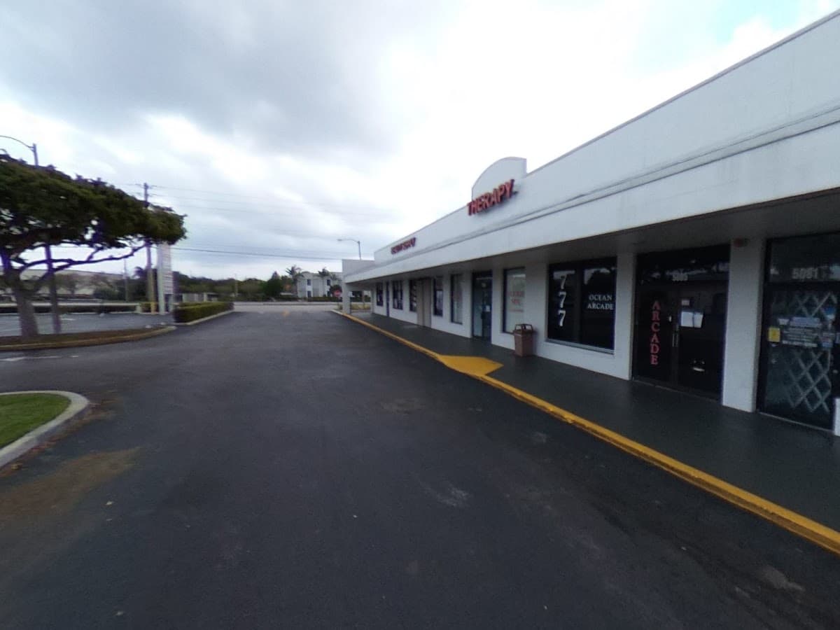 Charles Pharmacy — foto