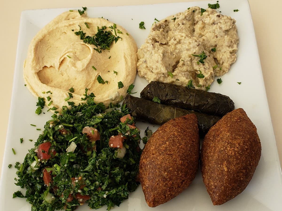 Noura Cafe - Lakewood University Blvd W — foto