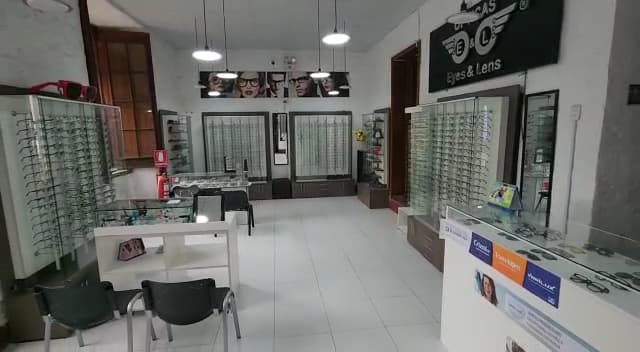 OPTICAS EYES & LENS — foto