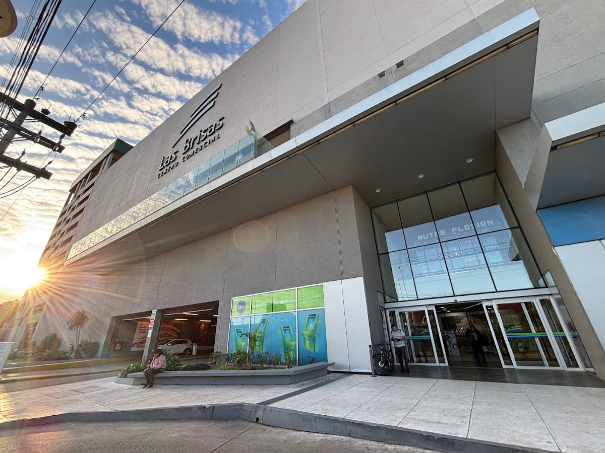 Las Brisas Centro Comercial