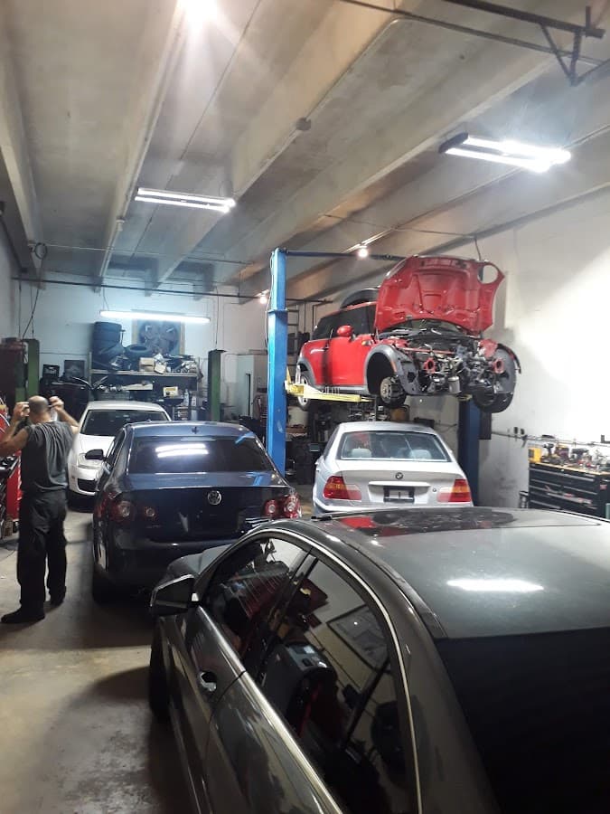 Car auto service. "Claudio mecanico"