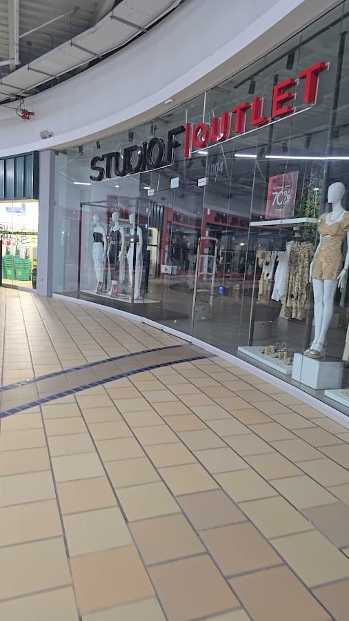 Centro Comercial UNICO Outlet — foto