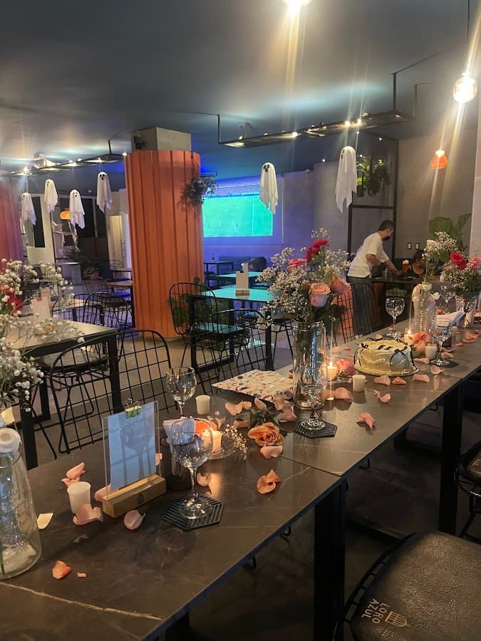 Loro Azul Lounge