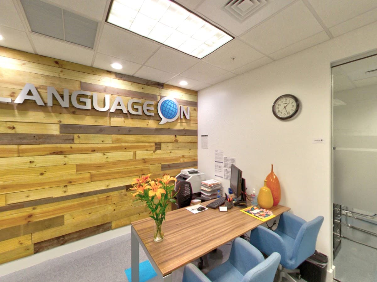 LANGUAGE ON Miami School — foto