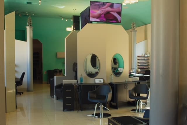 For Your Eyes Only Hair Salon & Spa — foto