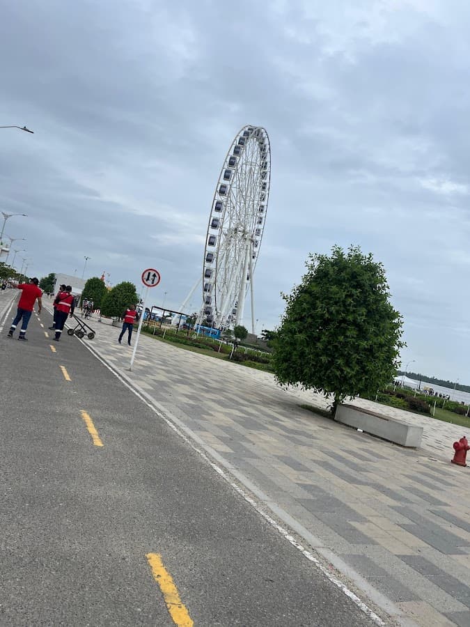 Luna del Rio Barranquilla/ Barranquilla Ferris Wheel — foto