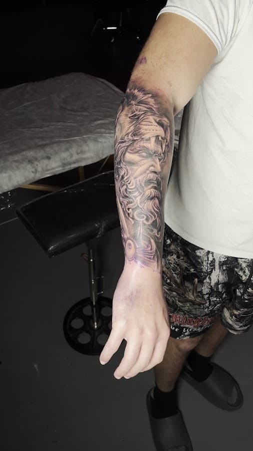 HiddenHand Tattoo Company — foto