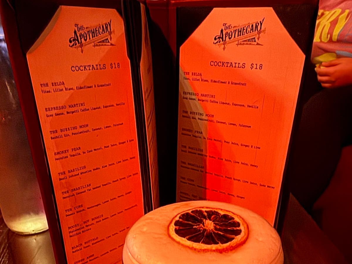 Apothecary 330 - A Cocktail Bar — foto