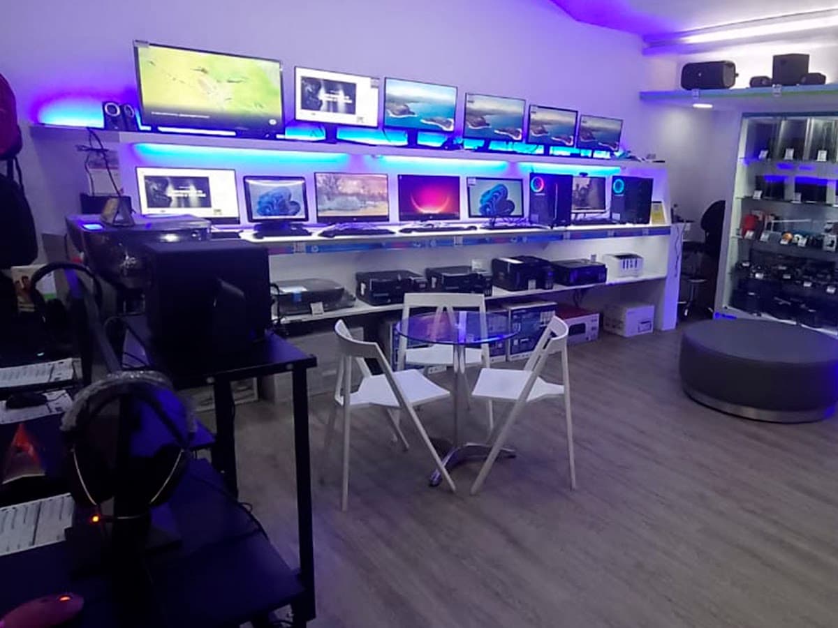 COMPULAGO PLAZUELA IN CENTRO COMERCIAL MULTICENTRO LA PLAZUELA — foto