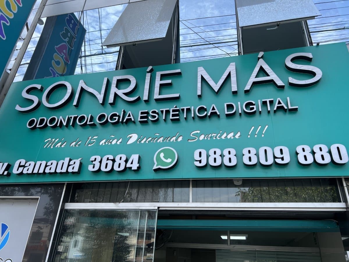 Clínica Dental Sonrie Más Lima | Odontología digital | Diseño de sonrisa | Implantes dentales | Prótesis — foto