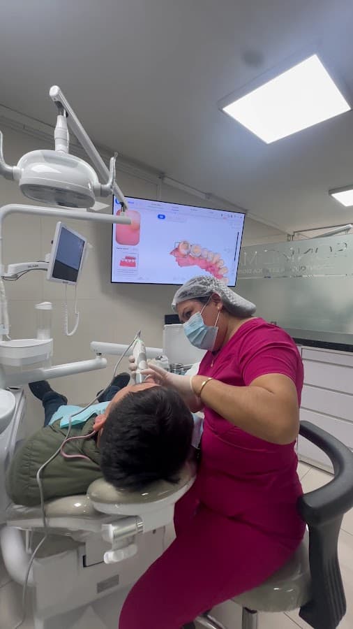 Clínica Dental Sonrie Más Lima | Odontología digital | Diseño de sonrisa | Implantes dentales | Prótesis — foto