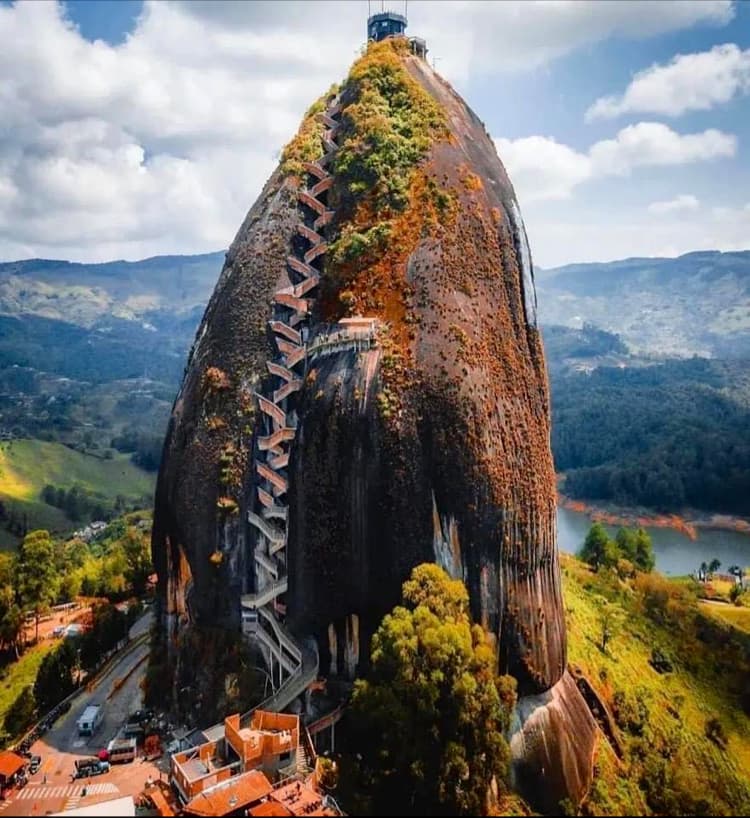 𝐃𝐞 𝐓𝐨𝐮𝐫 𝐩𝐨𝐫 𝐌𝐞𝐝𝐞𝐥𝐥í𝐧 — foto