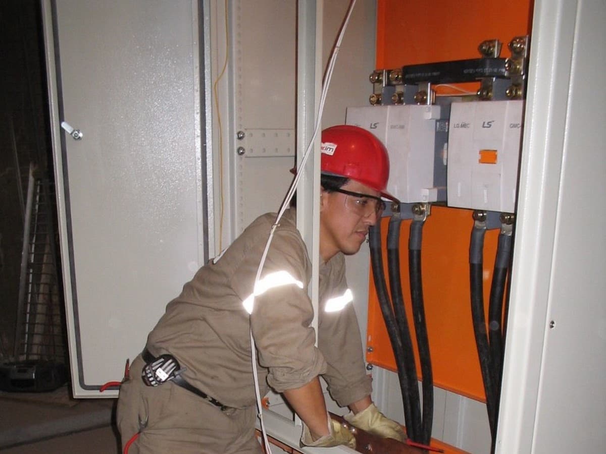 JAH Equipos y Servicios Eléctricos — foto