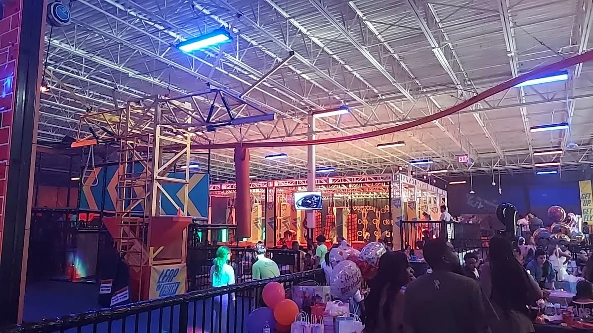 Urban Air Trampoline and Adventure Park — foto