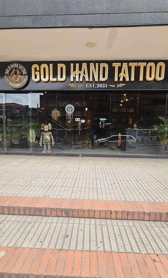 Gold Hand Tattoo estudio — foto