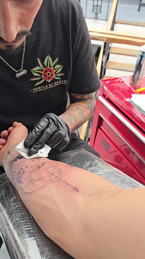 LUX TATTOO CLUB — foto