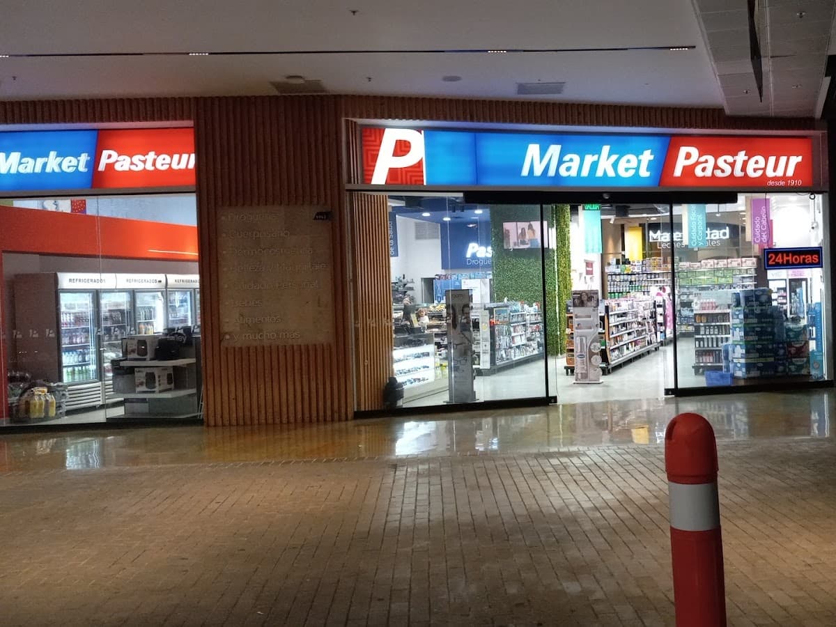 Pasteur Farmacia Piazza Bella - Medellín — foto