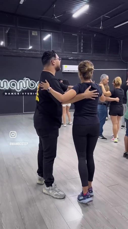 ACADEMIA DE BAILE MAMBO — foto