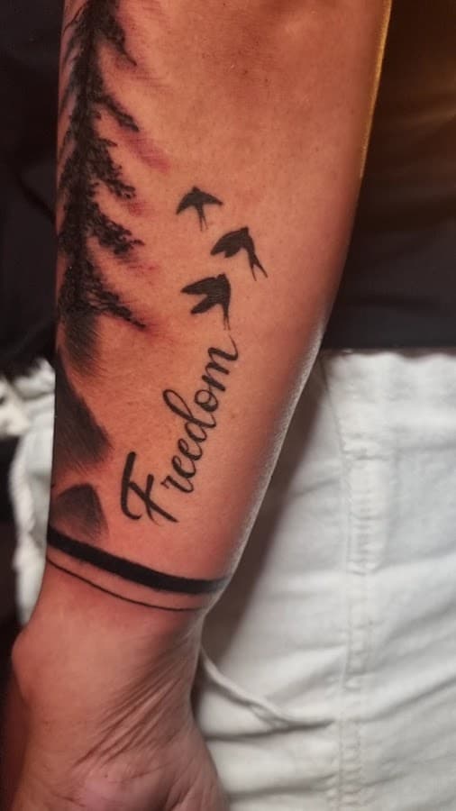 LOVE TATTOO PARLOUR — foto