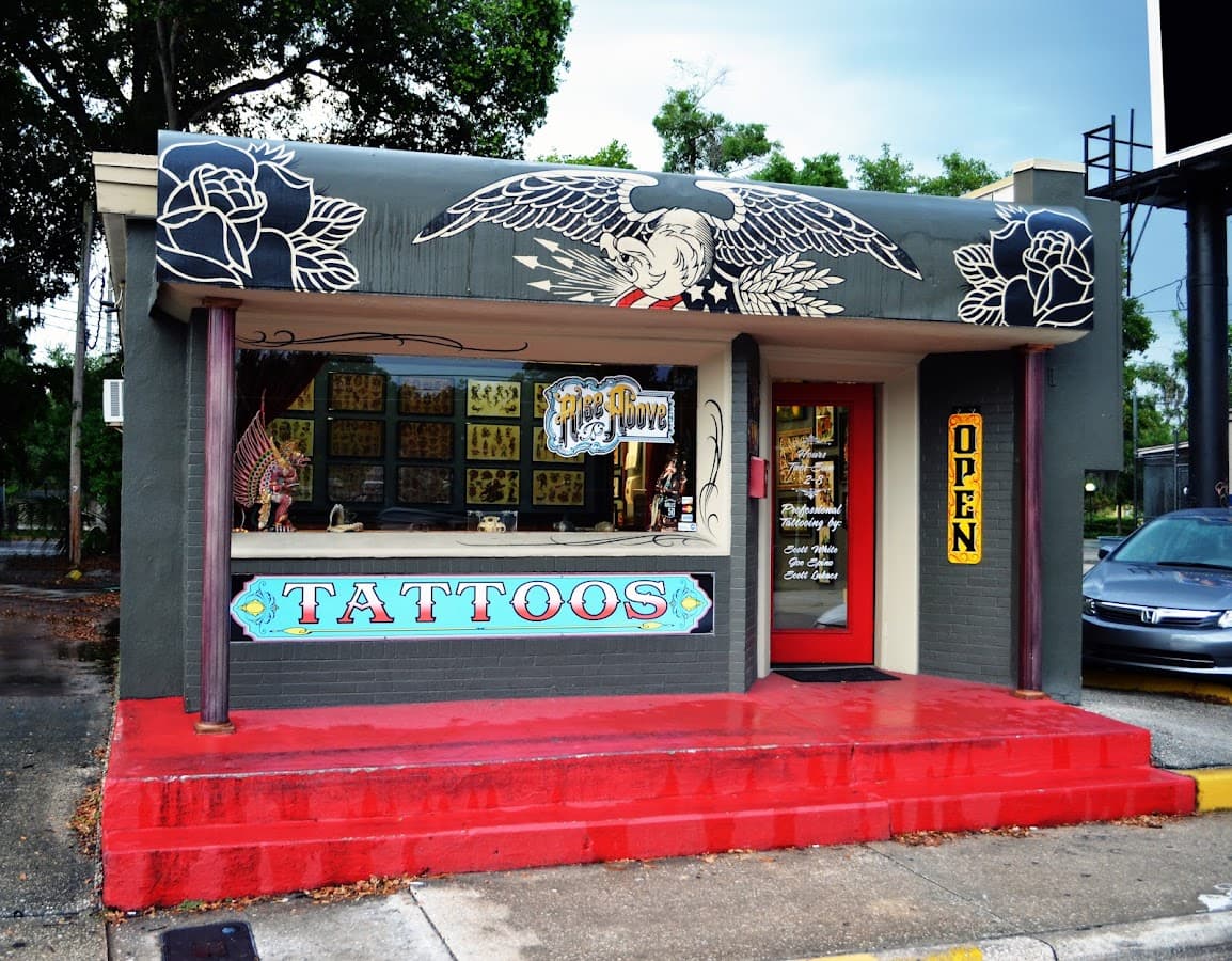 Rise Above Tattoo — foto
