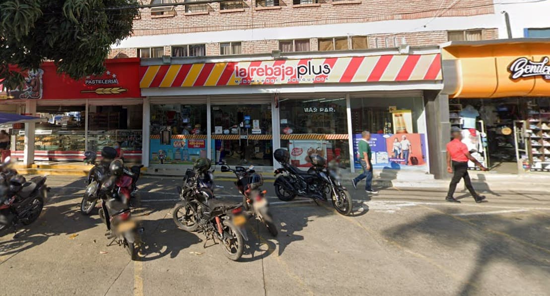 la rebaja Plus No. 8 DROGUERIA Y MINIMARKET Avenida Guadalupe Cali — foto