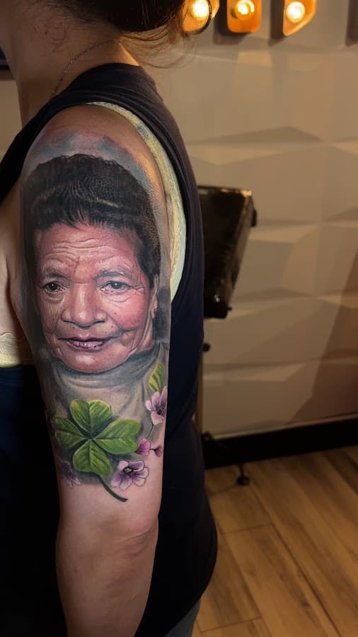 Angel Rose Tattoo — foto