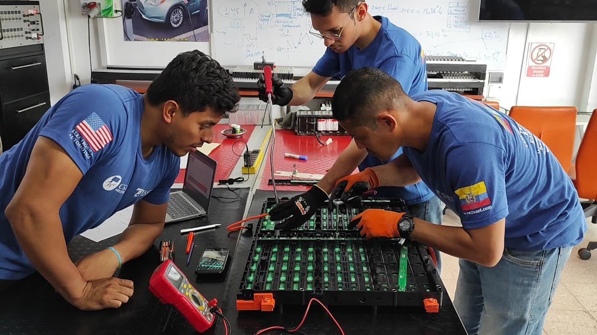 TAAET ELECTRONICS | Clínica y Taller de Vehículos Híbridos y Eléctricos | Capacitación y Equipamiento Automotriz — foto