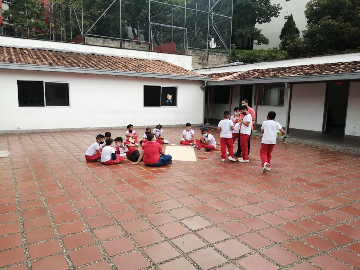 COLEGIO ALFRED BINET — foto