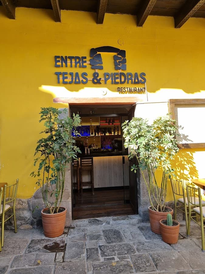 Tejas y Piedras Peruvian Table