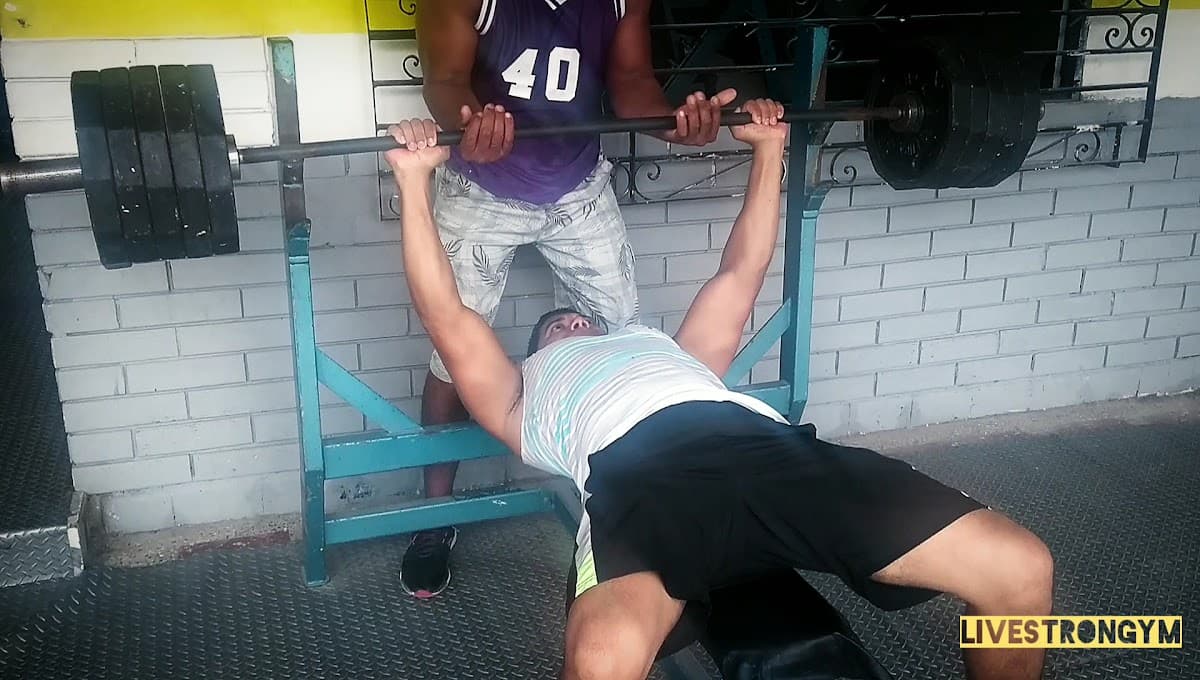 LIVE STRONG GYM — foto
