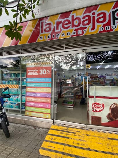 la rebaja Plus No. 8 DROGUERIA Y MINIMARKET Policlinica Medellin — foto