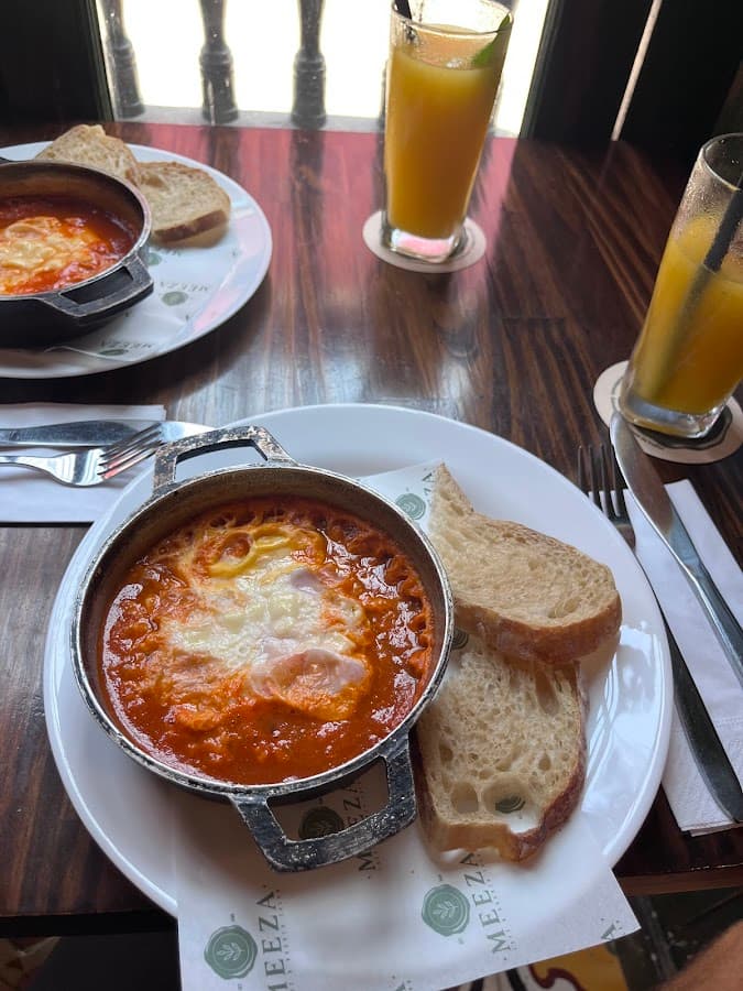 Meeza Café , Brunch & Bar Salón — foto