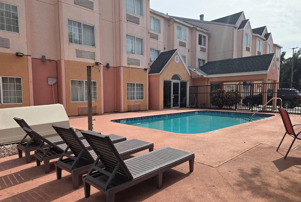 Days Inn & Suites by Wyndham Tampa / Raymond James Stadium