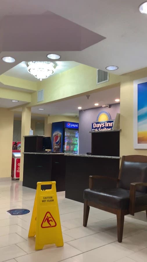 Days Inn & Suites by Wyndham Tampa / Raymond James Stadium — foto