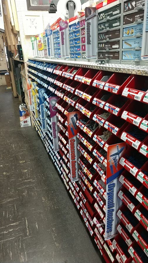 Village Hardware — foto