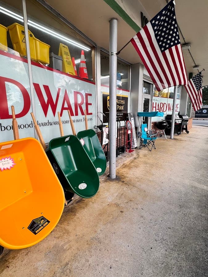 Village Hardware — foto