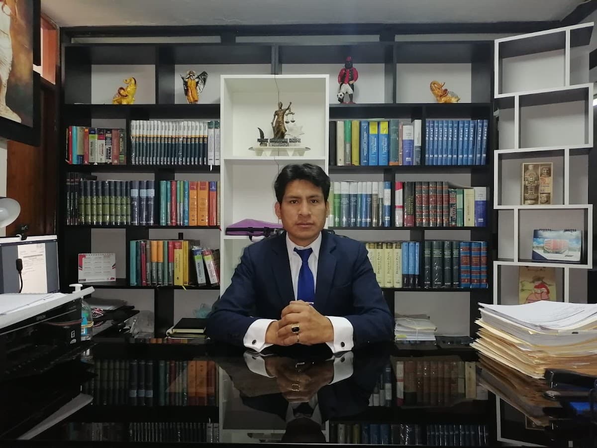 Abogado Penalista Huancayo - Robert Carhuancho — foto