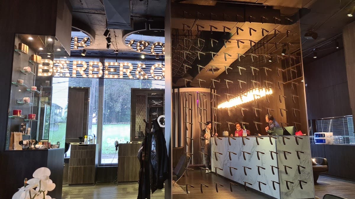 BARBER & CO — foto