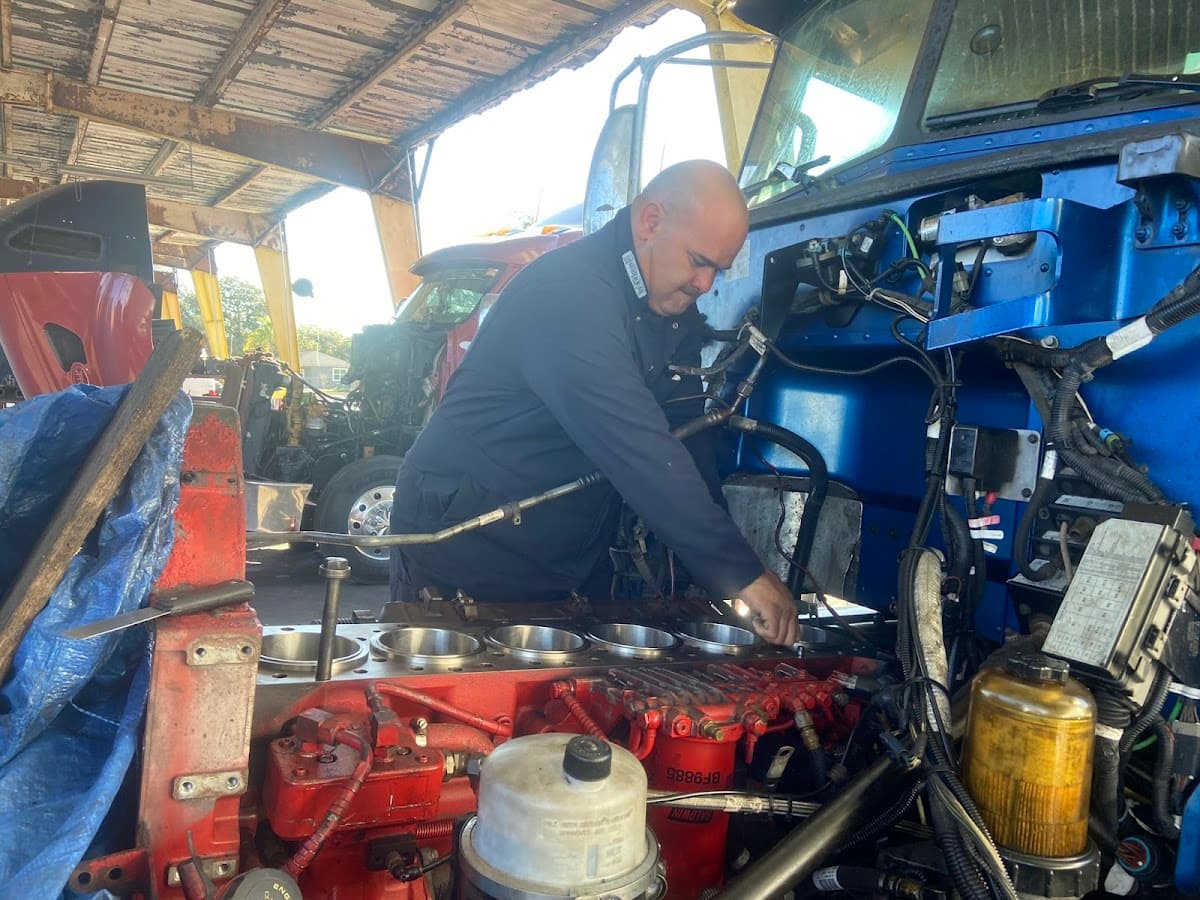 TROYTS AUTO SERVICES — foto