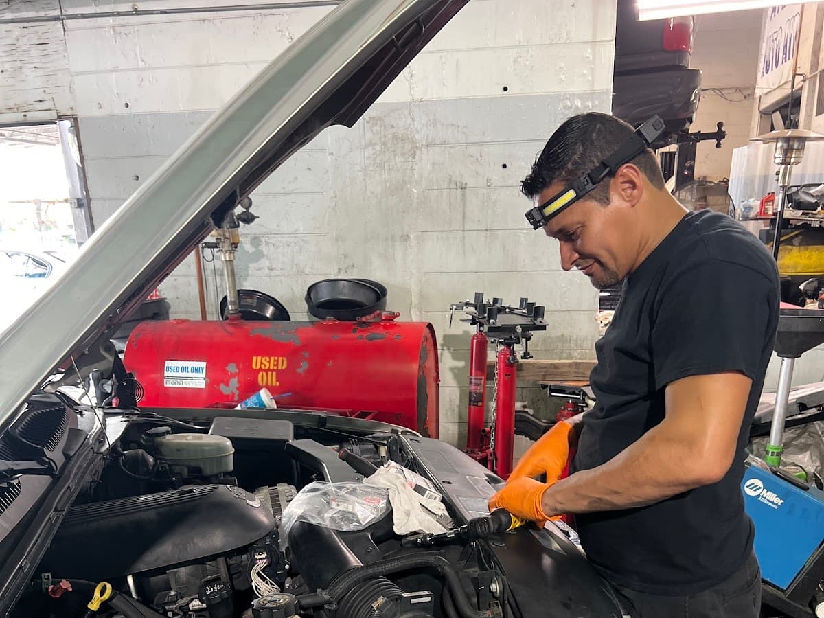 TROYTS AUTO SERVICES — foto