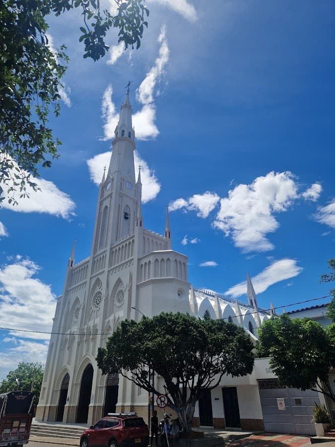 Basílica Menor Nuestra Señora del Rosario de Chiquinquirá (Parroquia San Luis Gonzaga)