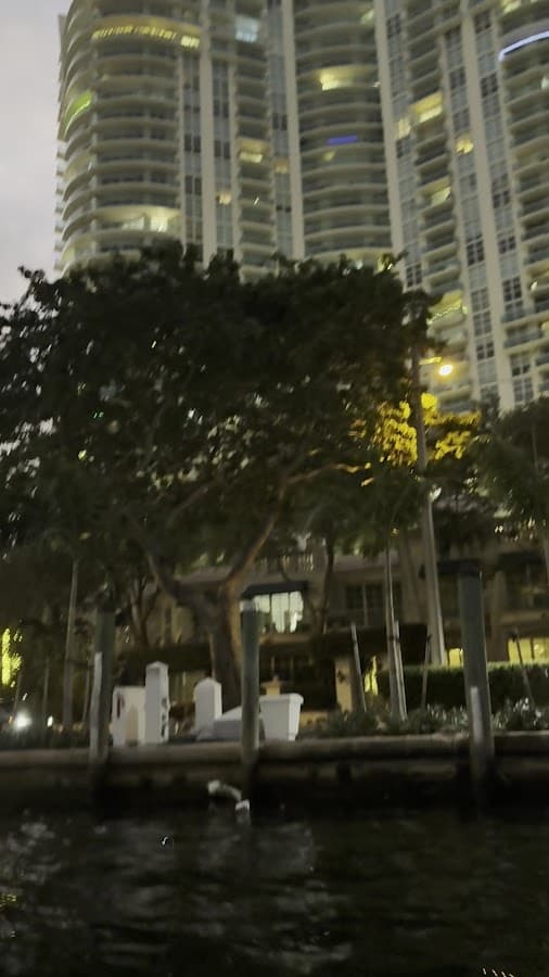 Laura Ward Riverwalk Plaza — foto