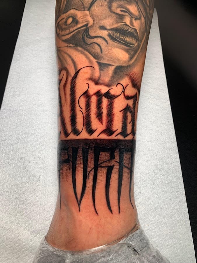 11-11 Gallery Tattoo — foto
